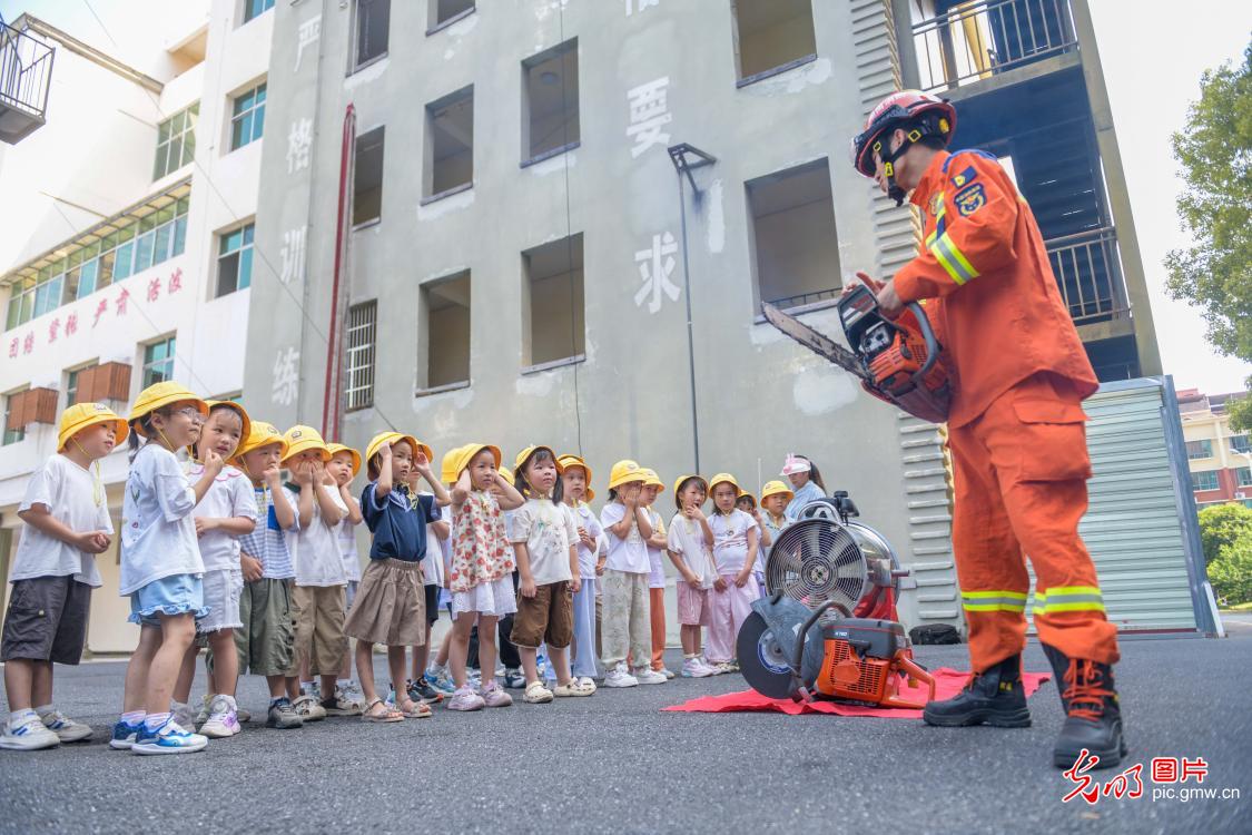 消防营里度暑假 实操研学筑平安 消防营里度暑假 实操研学筑平安