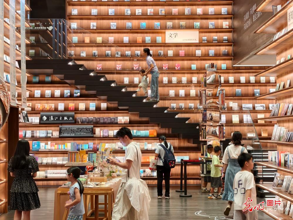 观展求知拓眼界 开卷品书度暑期 观展求知拓眼界 开卷品书度暑期