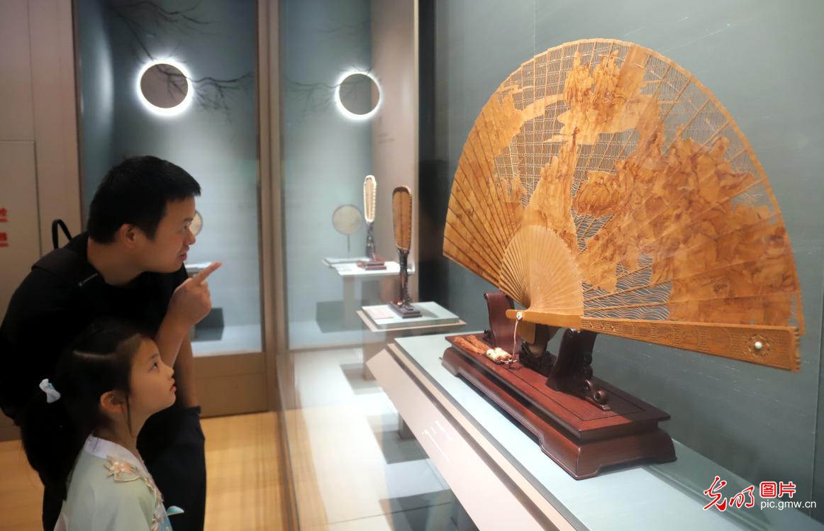 观展求知拓眼界 开卷品书度暑期 观展求知拓眼界 开卷品书度暑期