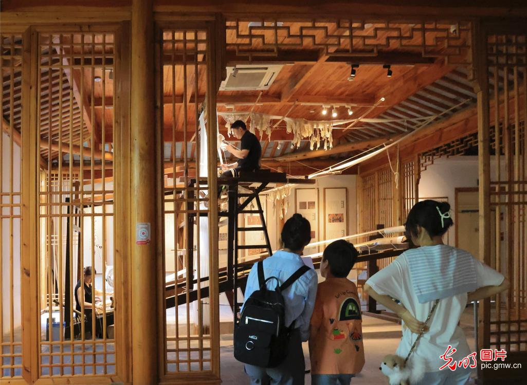 观展求知拓眼界 开卷品书度暑期 观展求知拓眼界 开卷品书度暑期