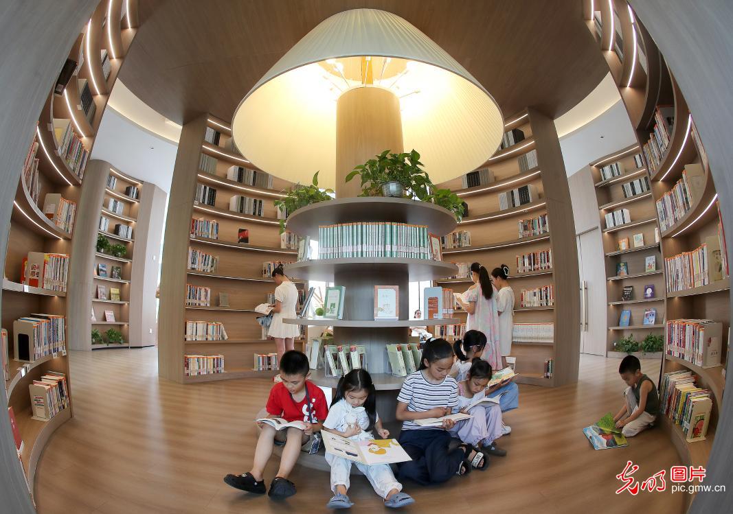 观展求知拓眼界 开卷品书度暑期 观展求知拓眼界 开卷品书度暑期
