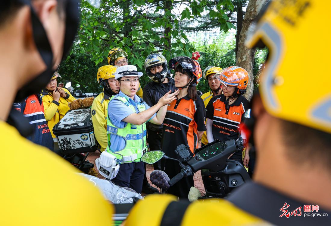 情暖骑士守初心 致敬城市奔跑者