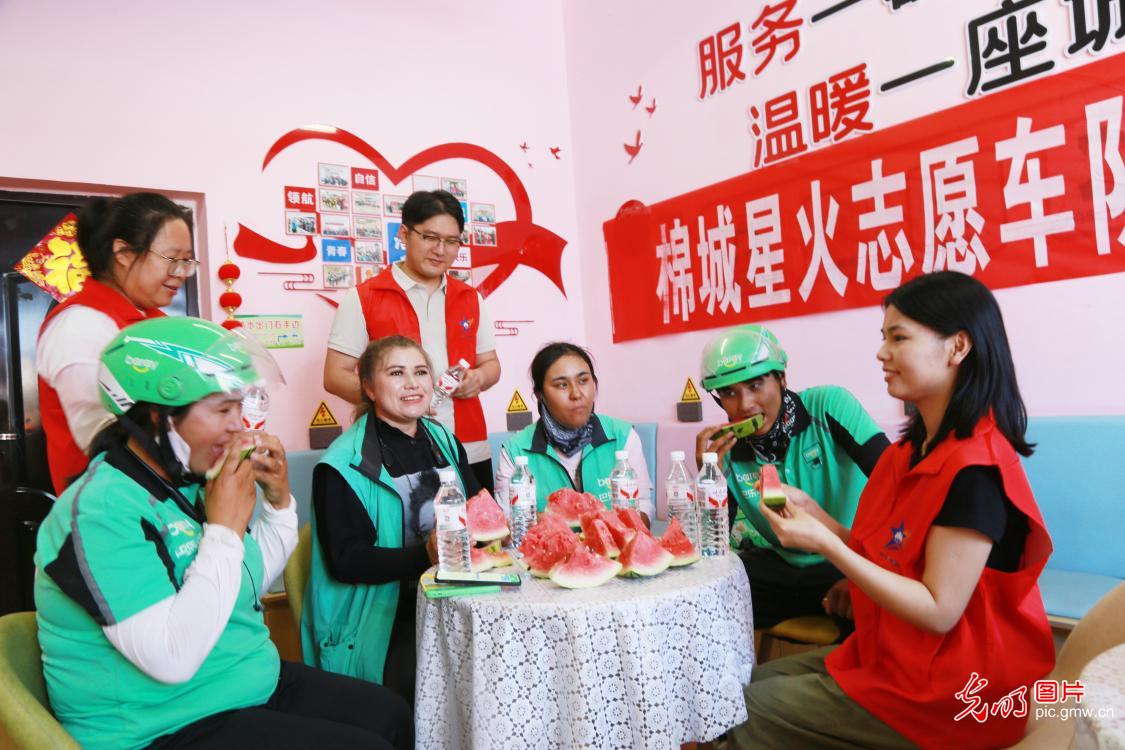 情暖骑士守初心 致敬城市奔跑者