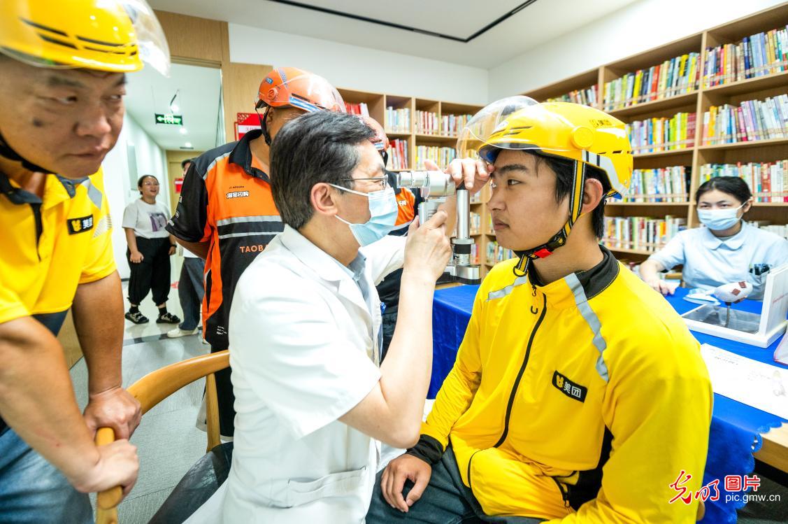 情暖骑士守初心 致敬城市奔跑者