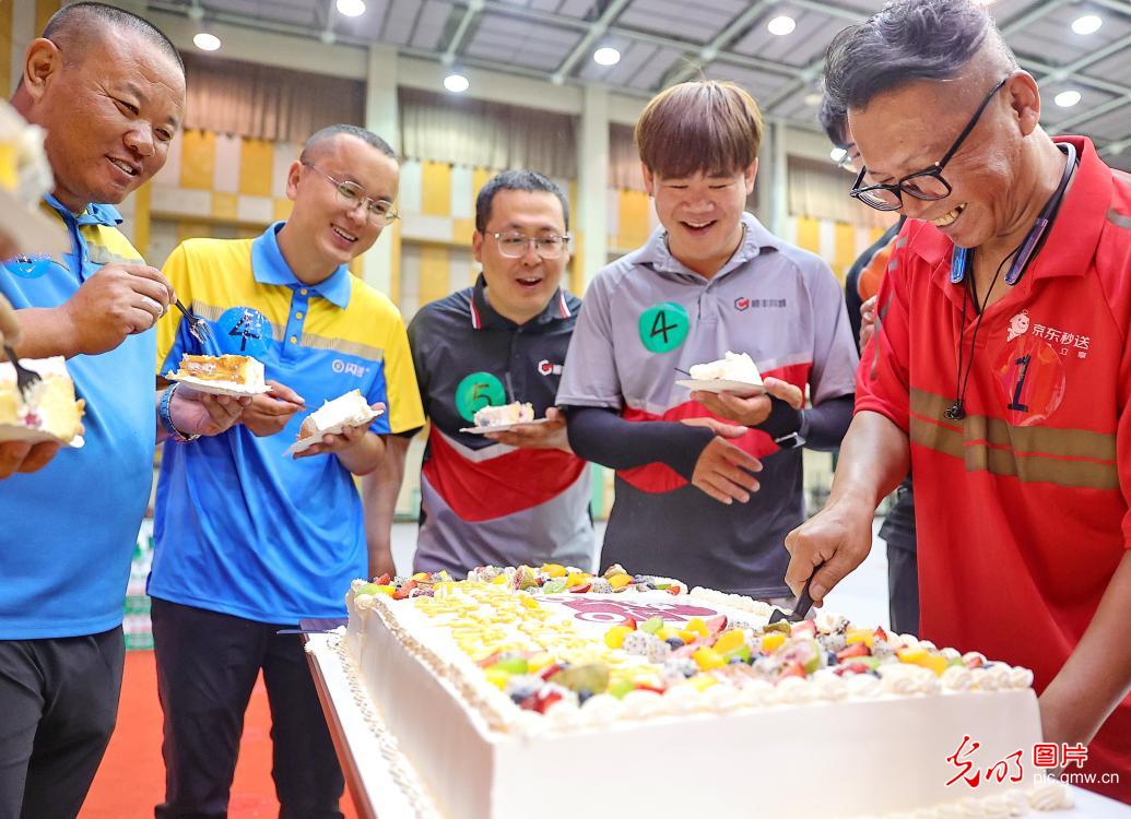 情暖骑士守初心 致敬城市奔跑者