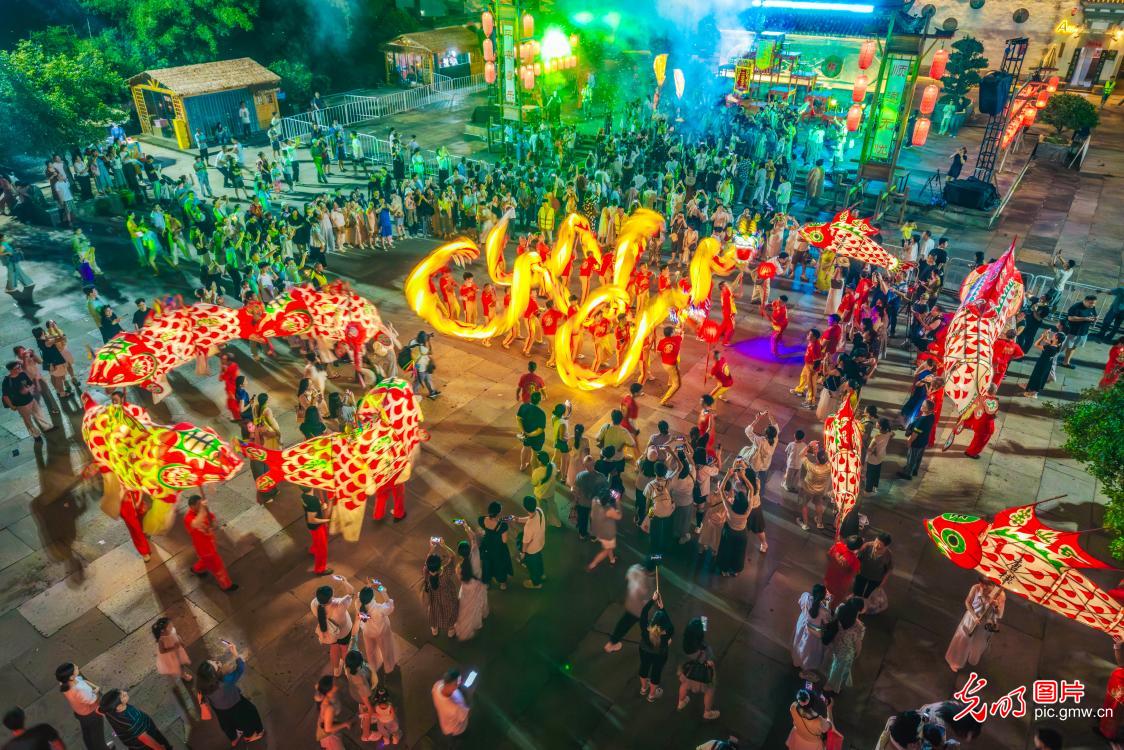 非遗灯彩点亮古村夏夜