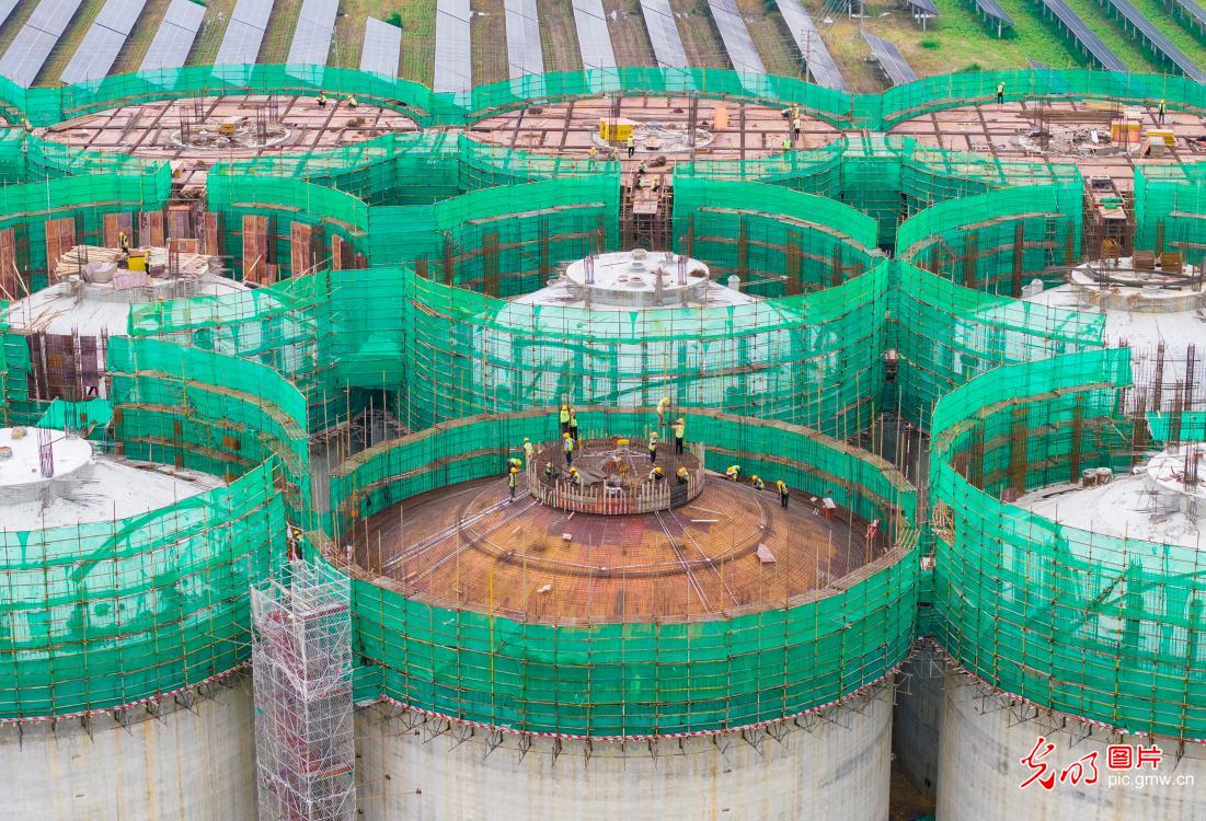 战酷暑 建粮仓
