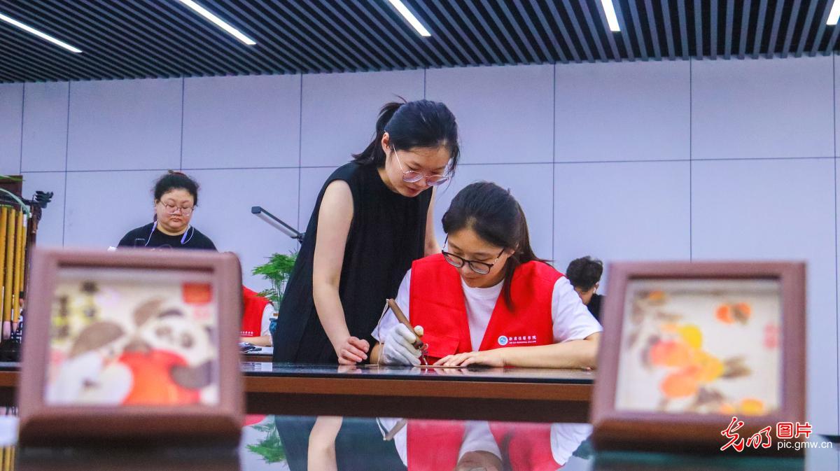 解锁暑期新课堂 古老非遗焕发青春活力 解锁暑期新课堂 古老非遗焕发青春活力