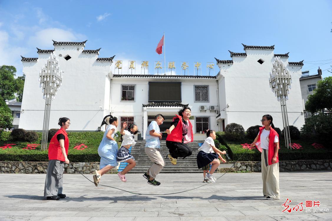 大学生暑期义务支教到乡村