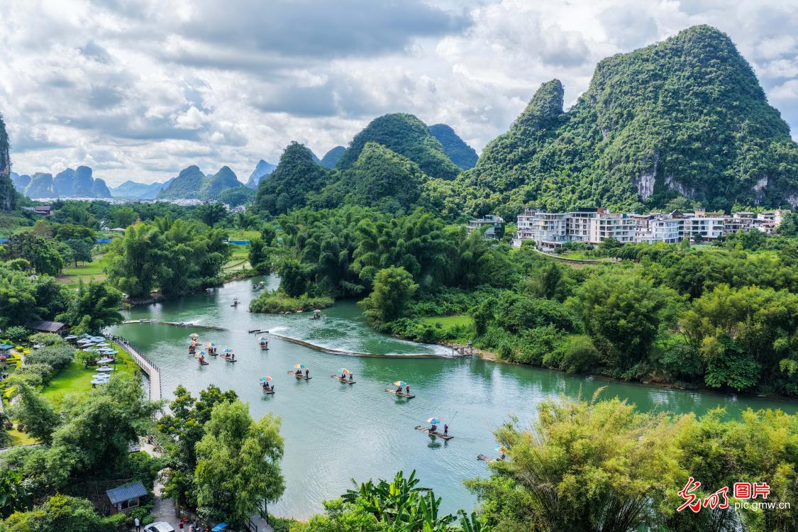 泛舟碧水间 尽览秀美山河