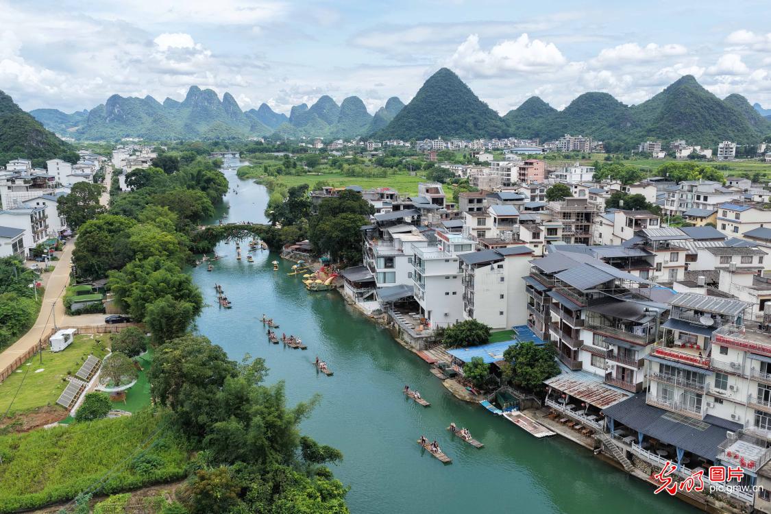 泛舟碧水间 尽览秀美山河
