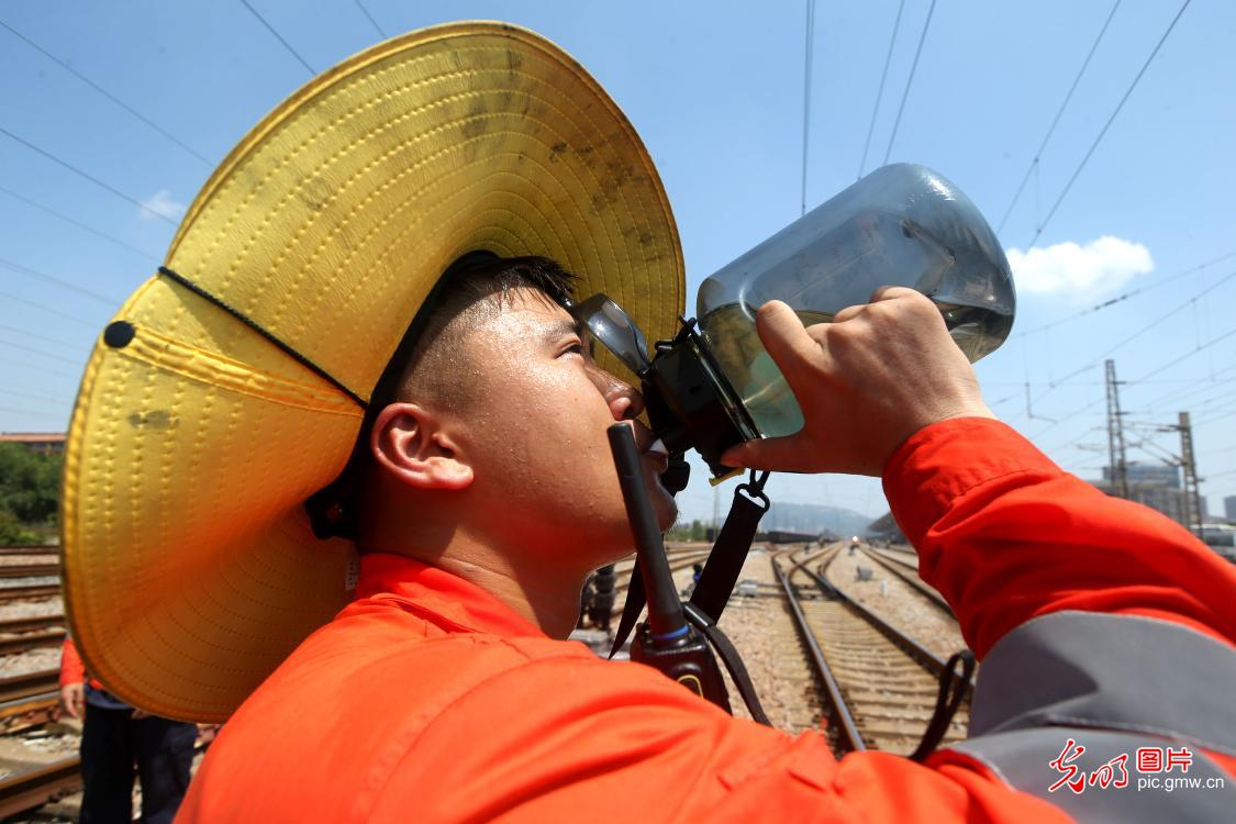 迎峰战暑 高温一线的坚守与关怀 迎峰战暑 高温一线的坚守与关怀