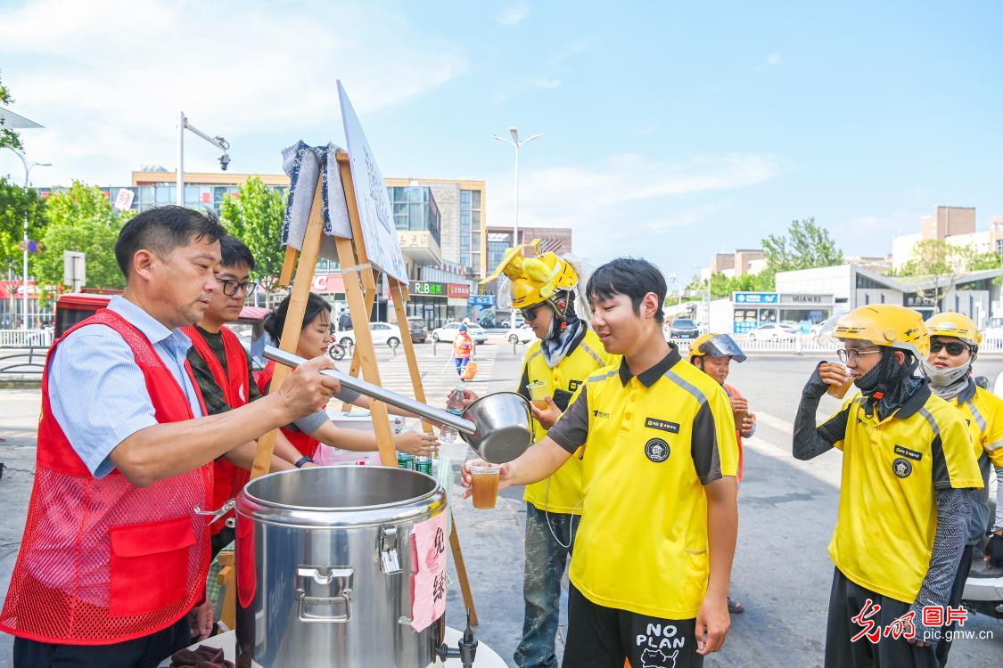 迎峰战暑 高温一线的坚守与关怀 迎峰战暑 高温一线的坚守与关怀