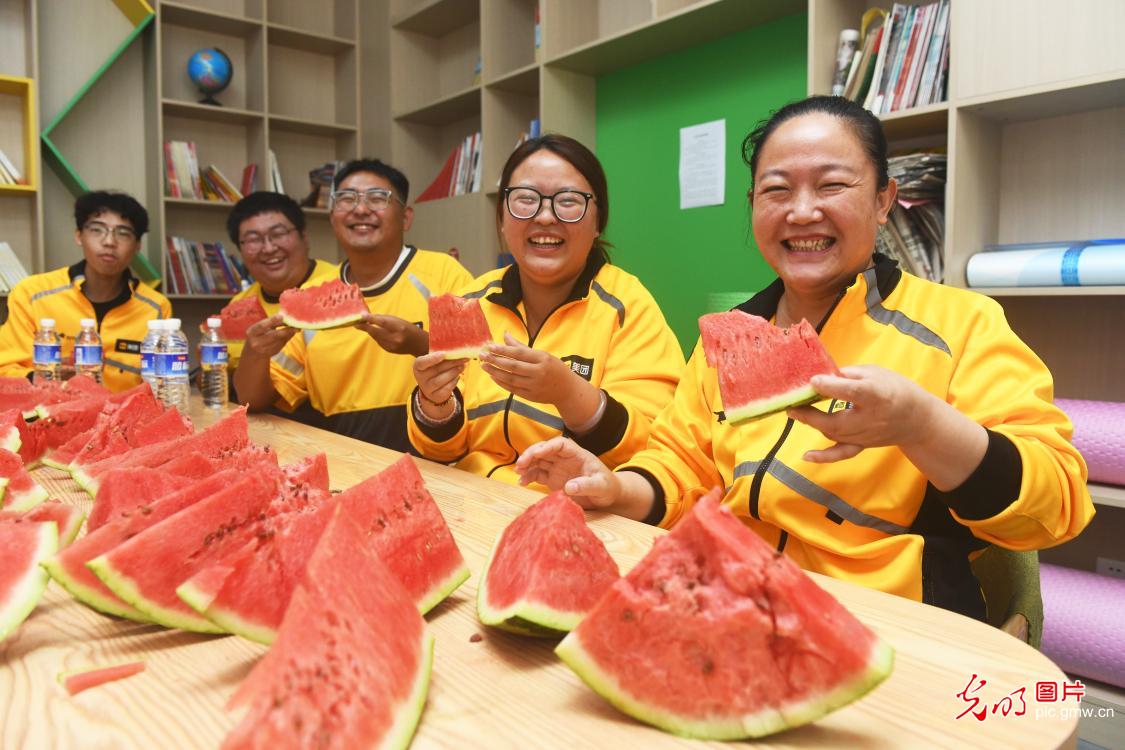 迎峰战暑 高温一线的坚守与关怀 迎峰战暑 高温一线的坚守与关怀