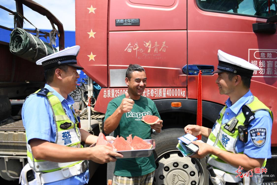 迎峰战暑 高温一线的坚守与关怀 迎峰战暑 高温一线的坚守与关怀