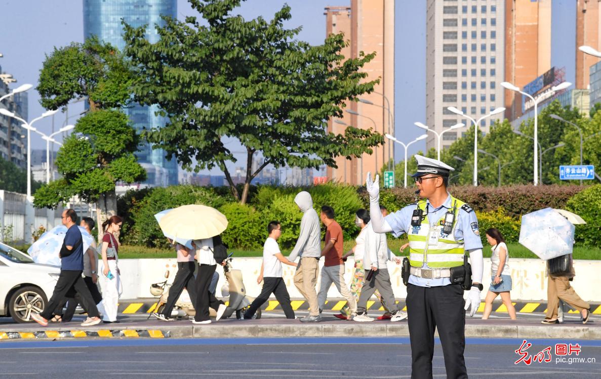 迎峰战暑 高温一线的坚守与关怀 迎峰战暑 高温一线的坚守与关怀