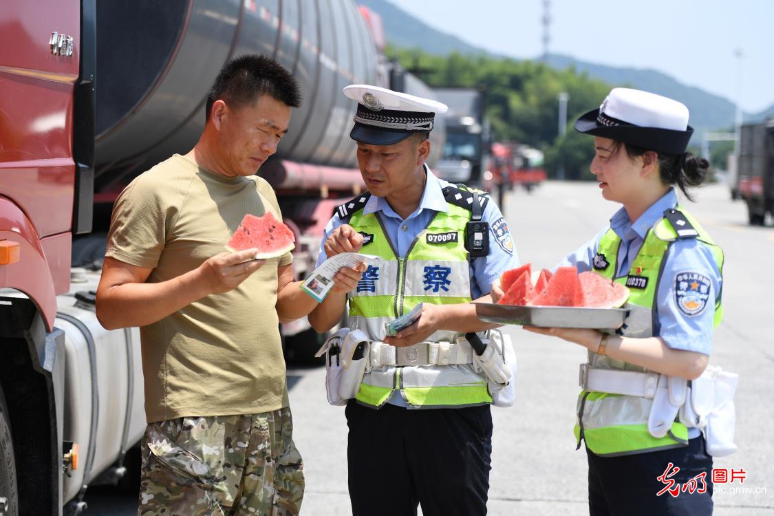 迎峰战暑 高温一线的坚守与关怀 迎峰战暑 高温一线的坚守与关怀