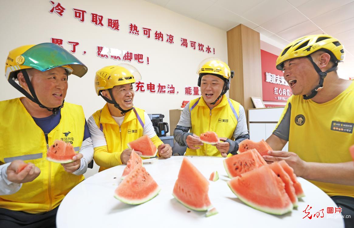 迎峰战暑 高温一线的坚守与关怀 迎峰战暑 高温一线的坚守与关怀