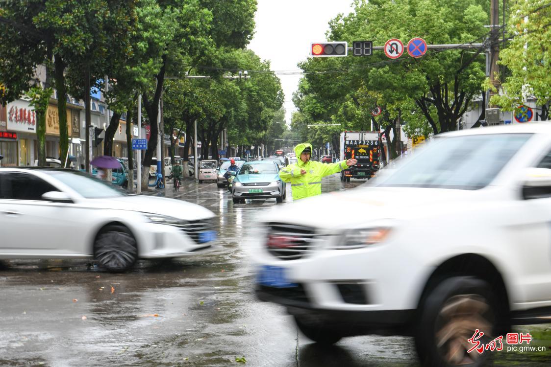 风雨坚守防险情 织密汛期安全防护网
