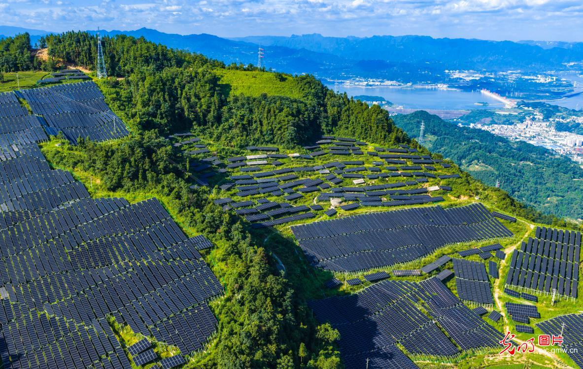 光伏与山水相映成景