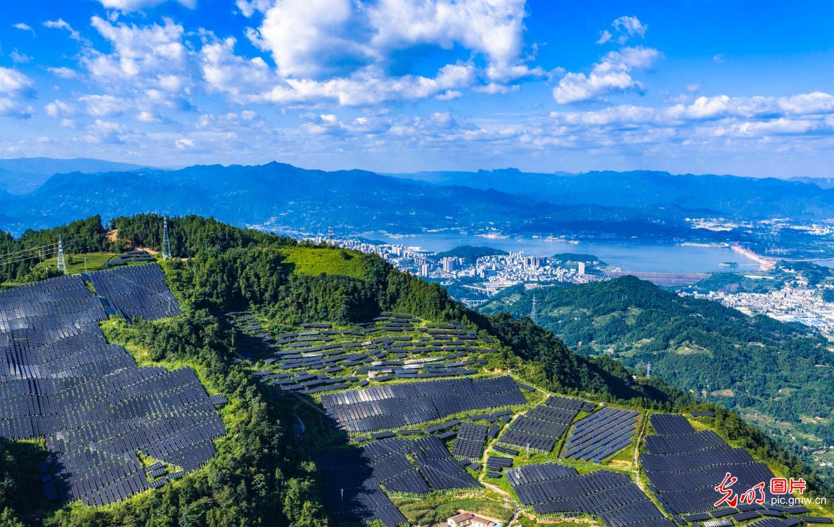 光伏与山水相映成景
