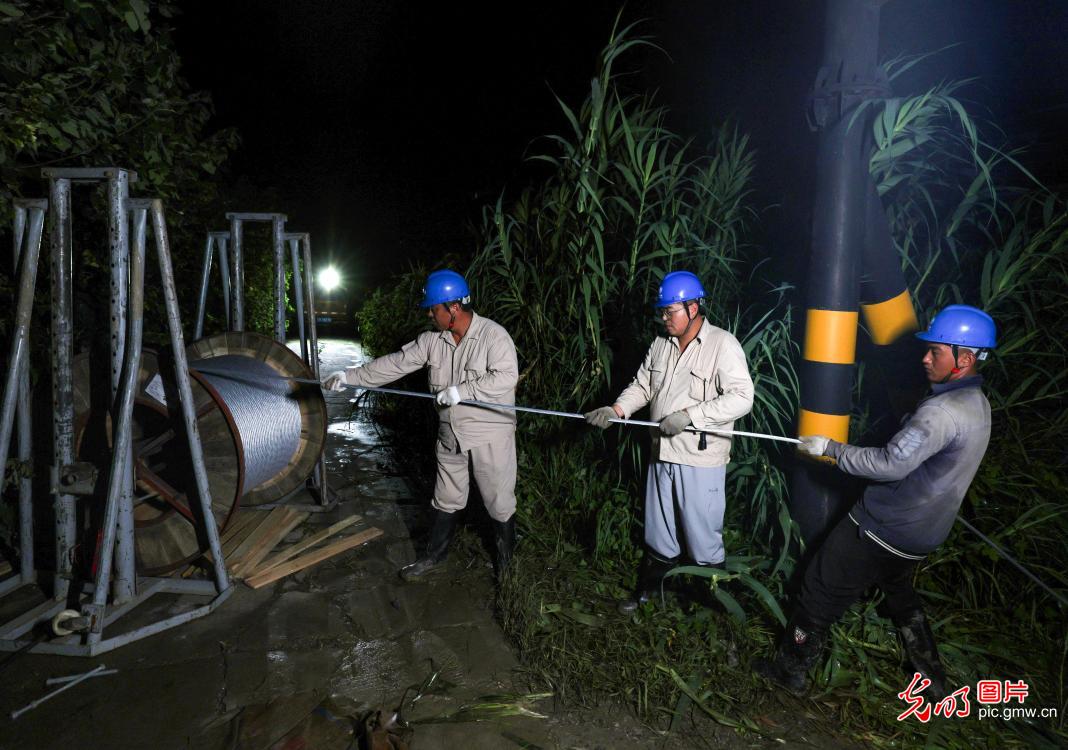 风雨坚守防险情 织密汛期安全防护网