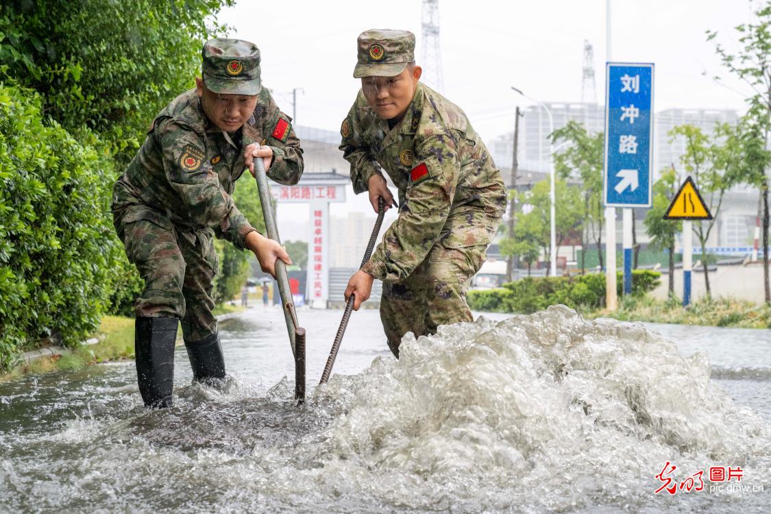 风雨坚守防险情 织密汛期安全防护网