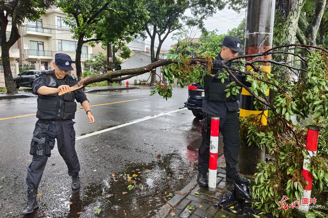 风雨坚守防险情 织密汛期安全防护网