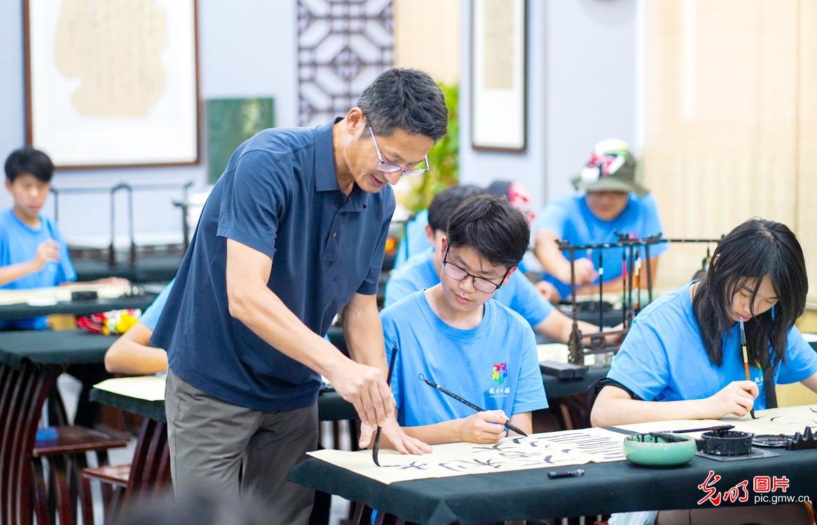 海外华裔青少年感受中国传统文化魅力