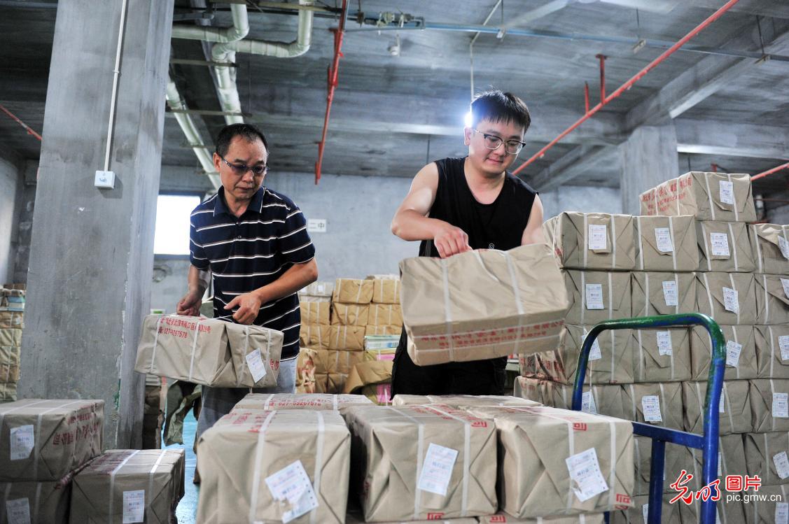严把教材供应关 护航学子启新程 严把教材供应关 护航学子启新程