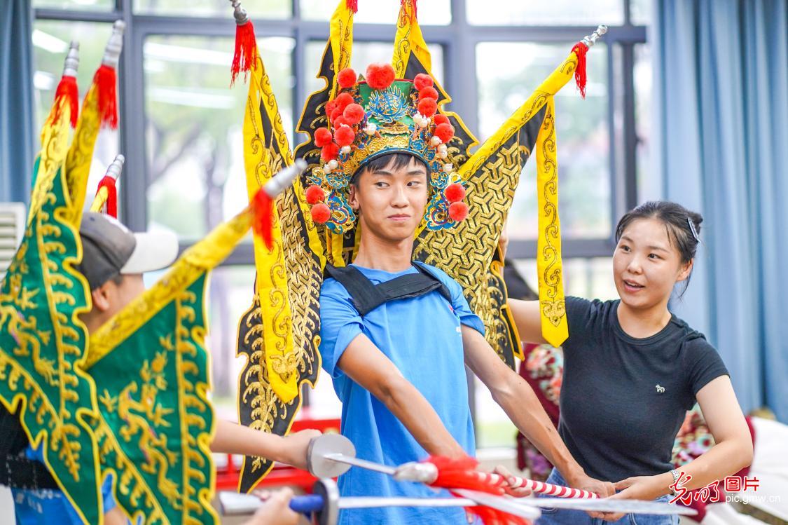 海外华裔青少年感受中国传统文化魅力
