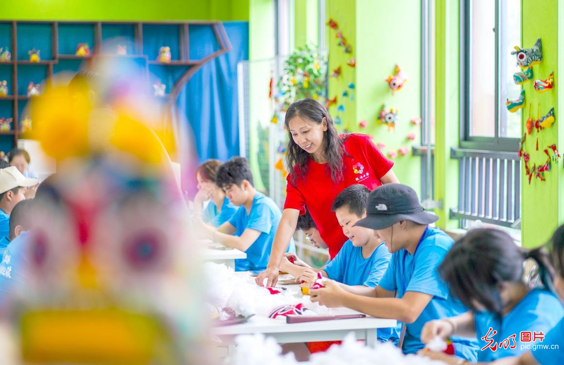 海外华裔青少年感受中国传统文化魅力