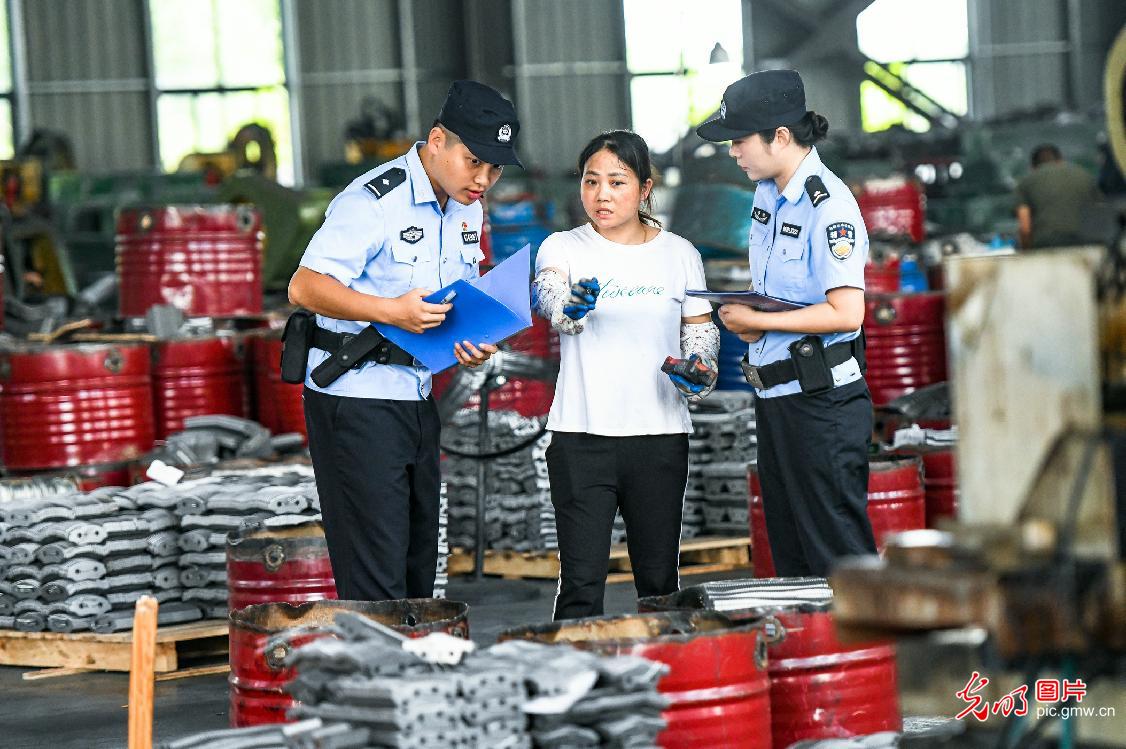 送法进车间 护航零距离