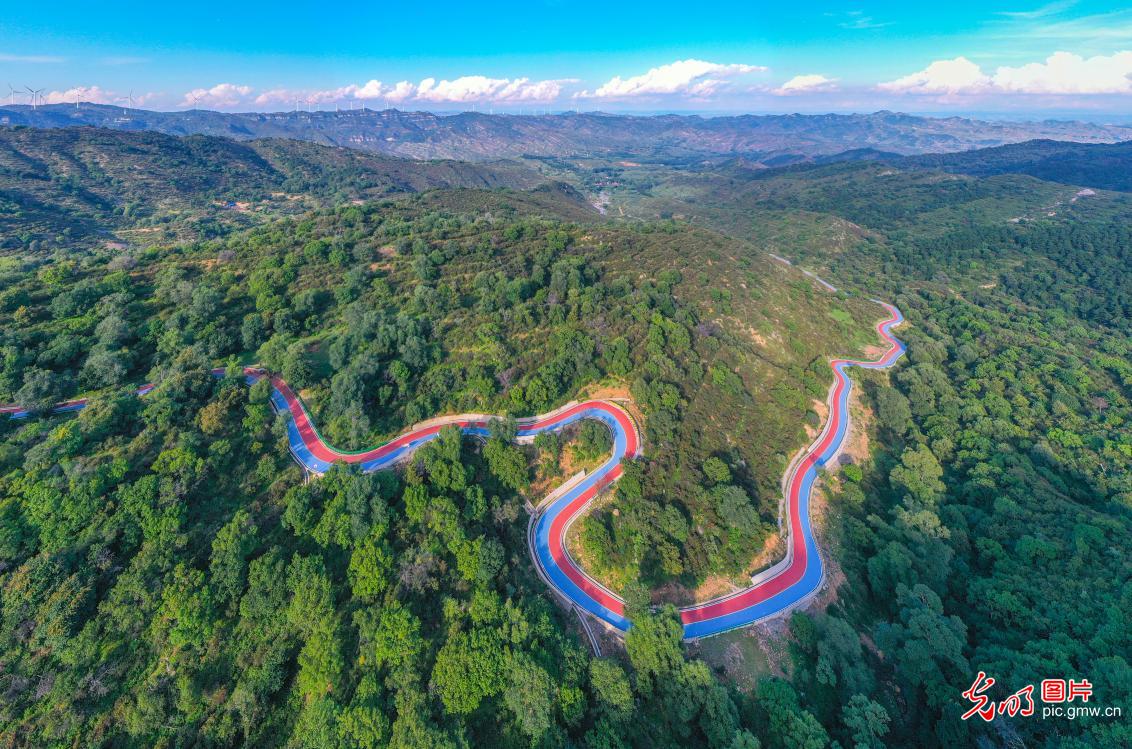 彩带绕山间 天路入太行