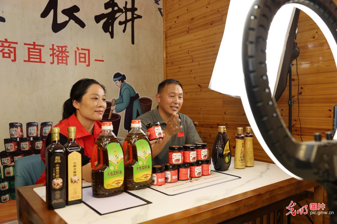 小小直播间 撑起乡村大丰收 小小直播间 撑起乡村大丰收