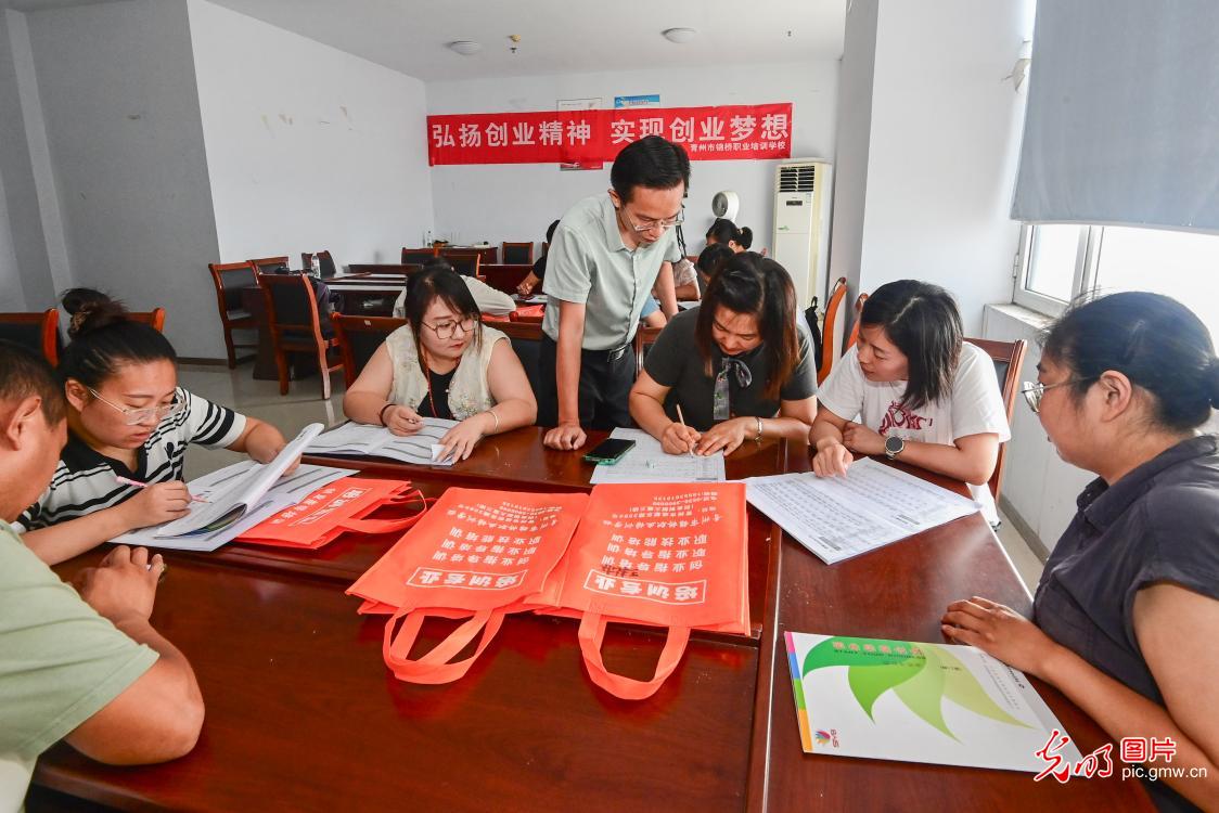 线上线下齐发力 就业服务直达群众家门口 线上线下齐发力 就业服务直达群众家门口