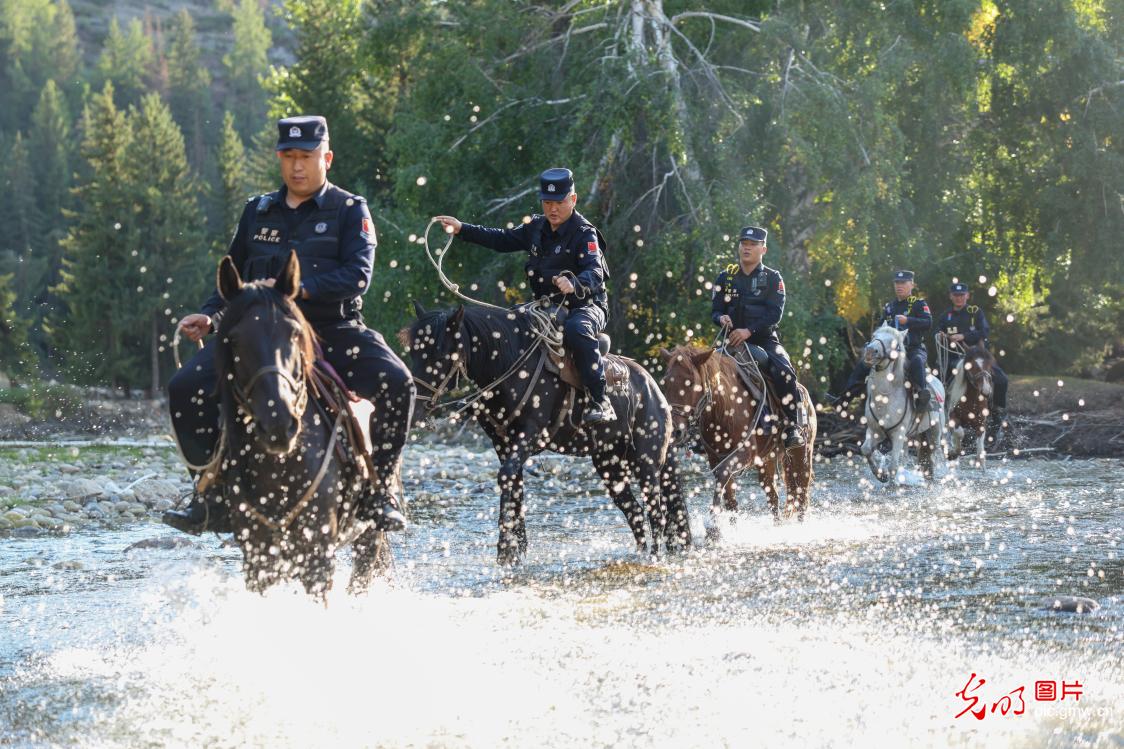 民警巡边踏查 守护边境安全
