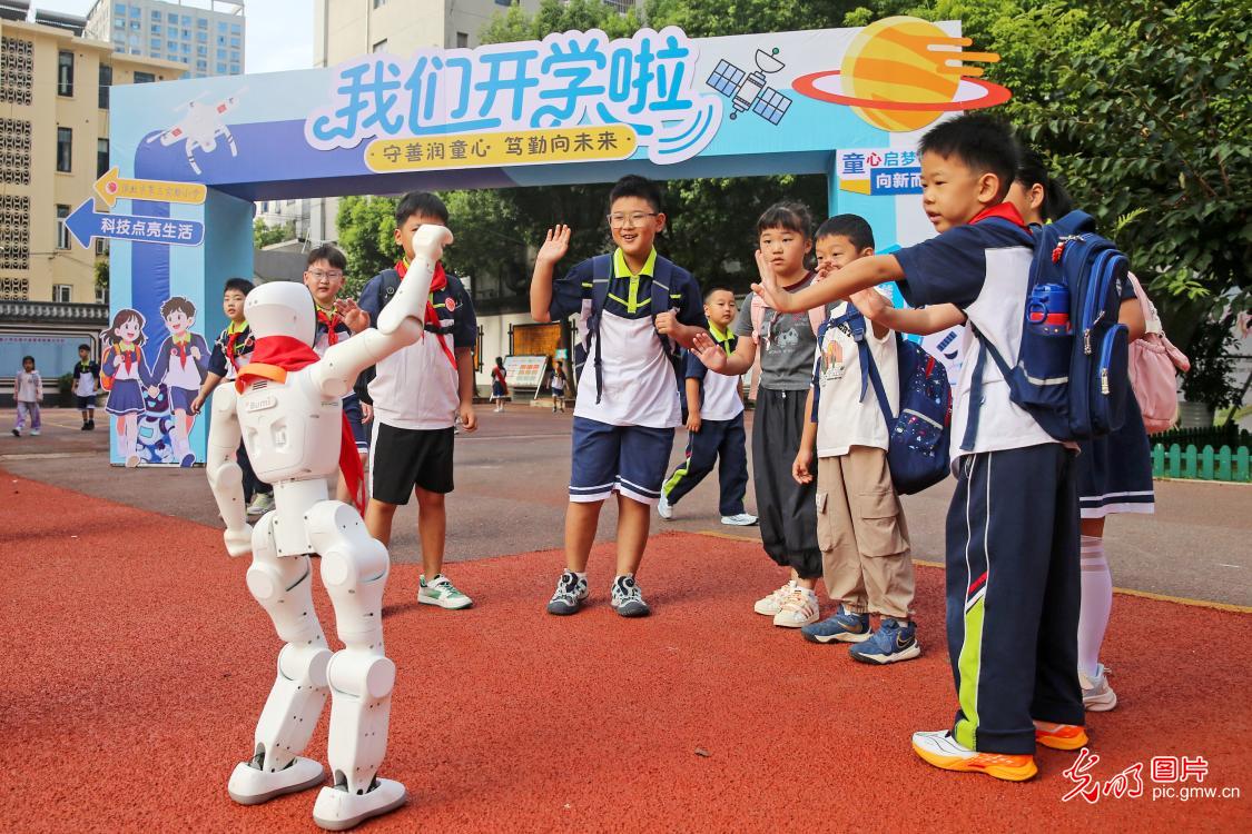 开学第一课:红魂领航 科创逐梦 安全护航 开学第一课:红魂领航 科创逐梦 安全护航