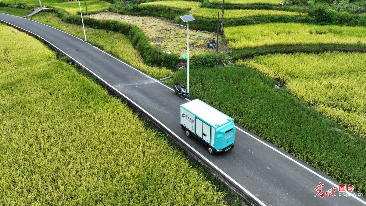 无人车驶上乡村邮路