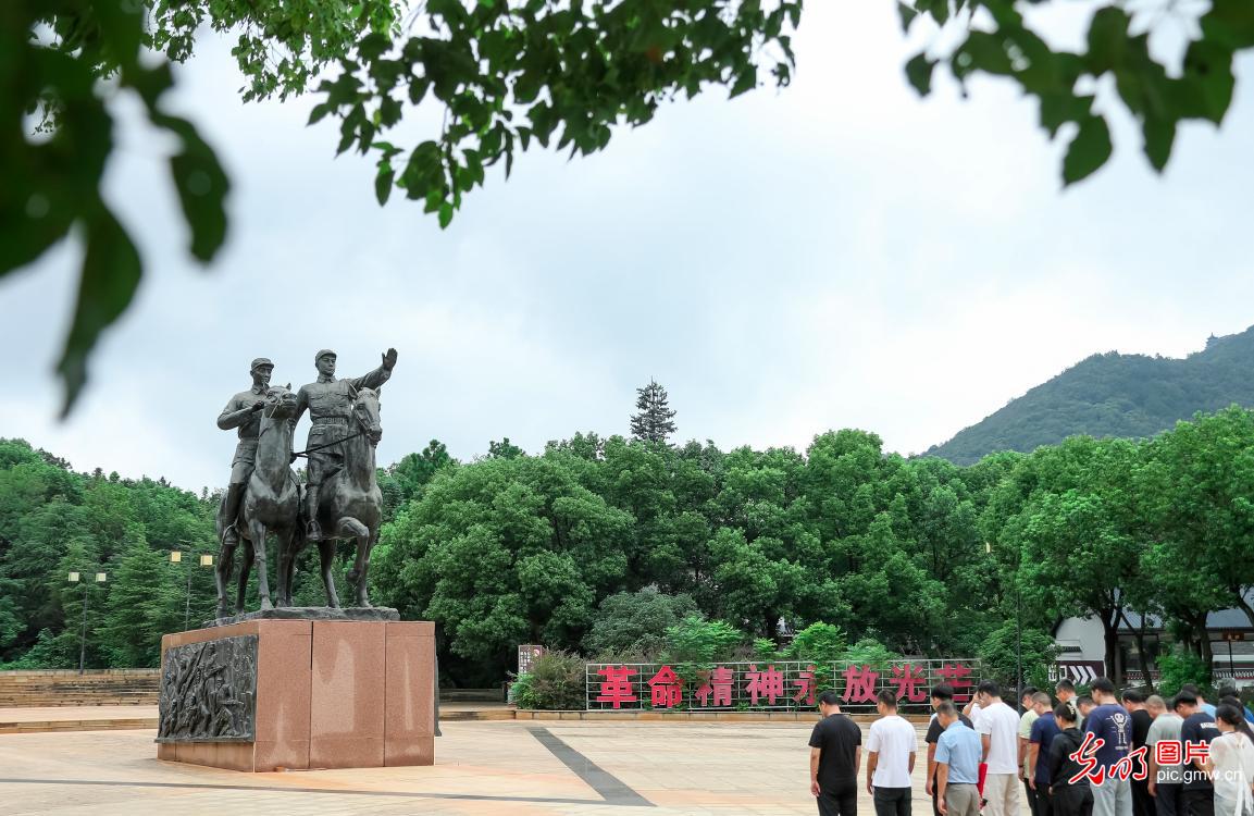 缅怀抗战先烈 传承爱国精神 缅怀抗战先烈 传承爱国精神