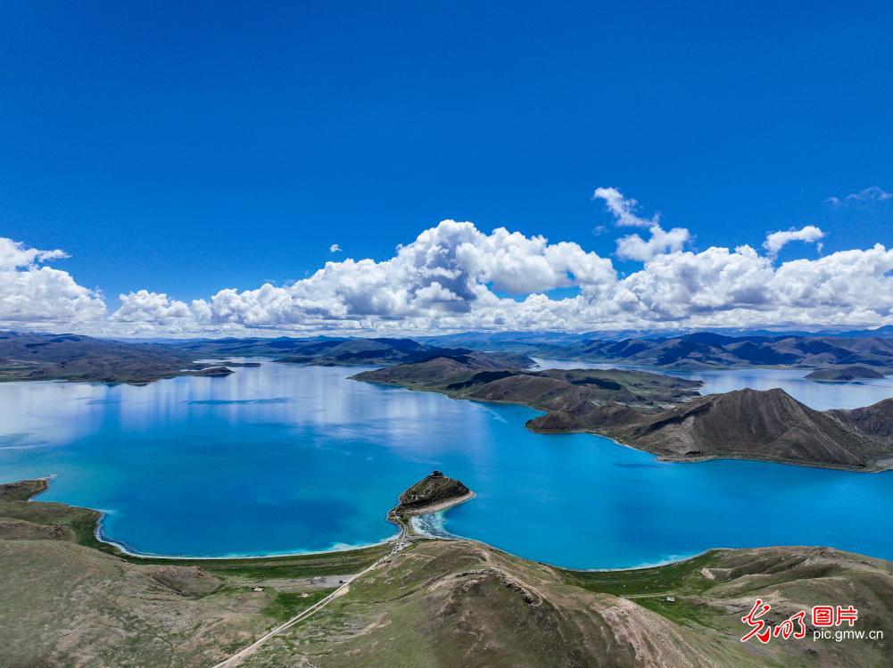 高原湖泊秋景美