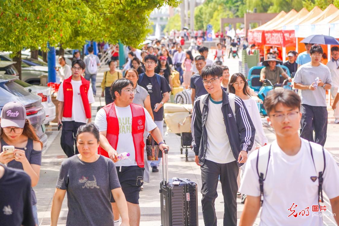 金秋筑梦 各地高校迎接2026级新生 金秋筑梦 各地高校迎接2026级新生
