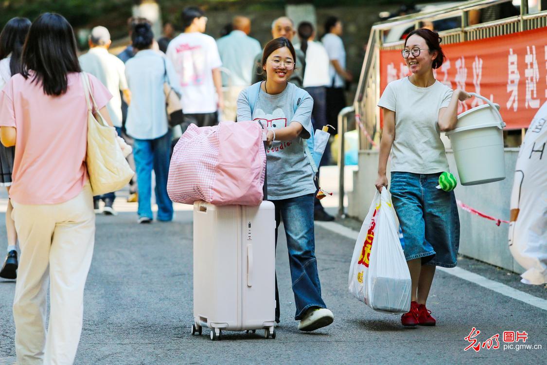 金秋筑梦 各地高校迎接2026级新生 金秋筑梦 各地高校迎接2026级新生