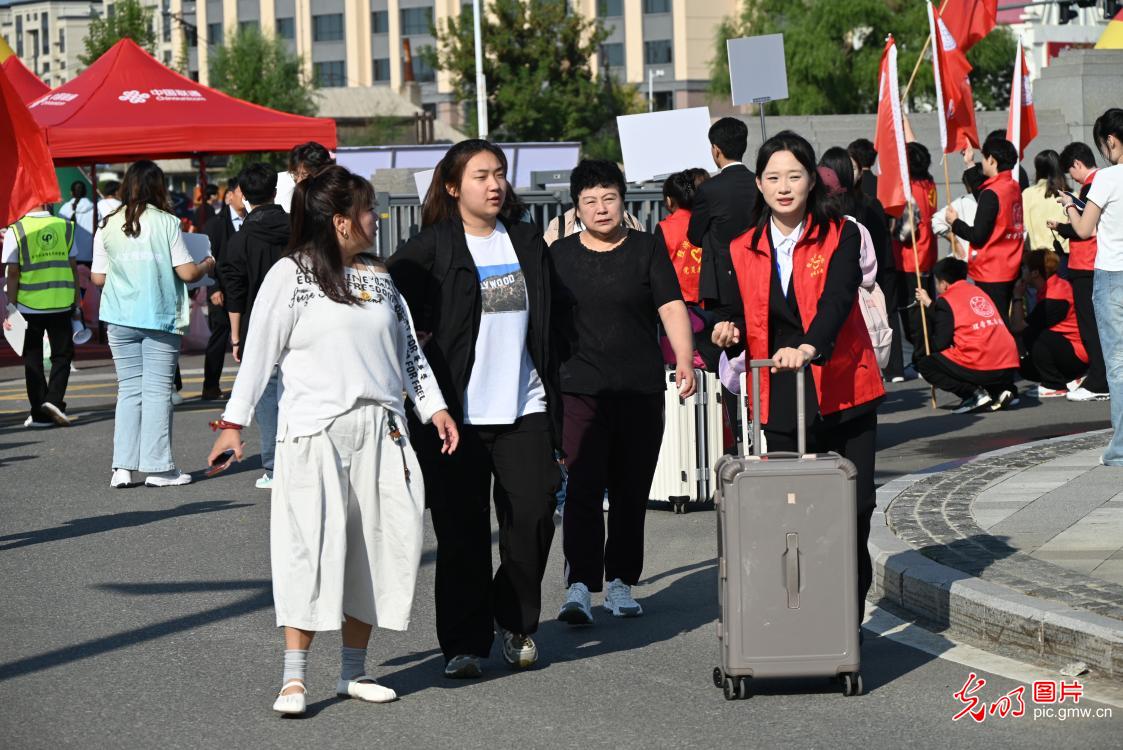 金秋筑梦 各地高校迎接2026级新生 金秋筑梦 各地高校迎接2026级新生