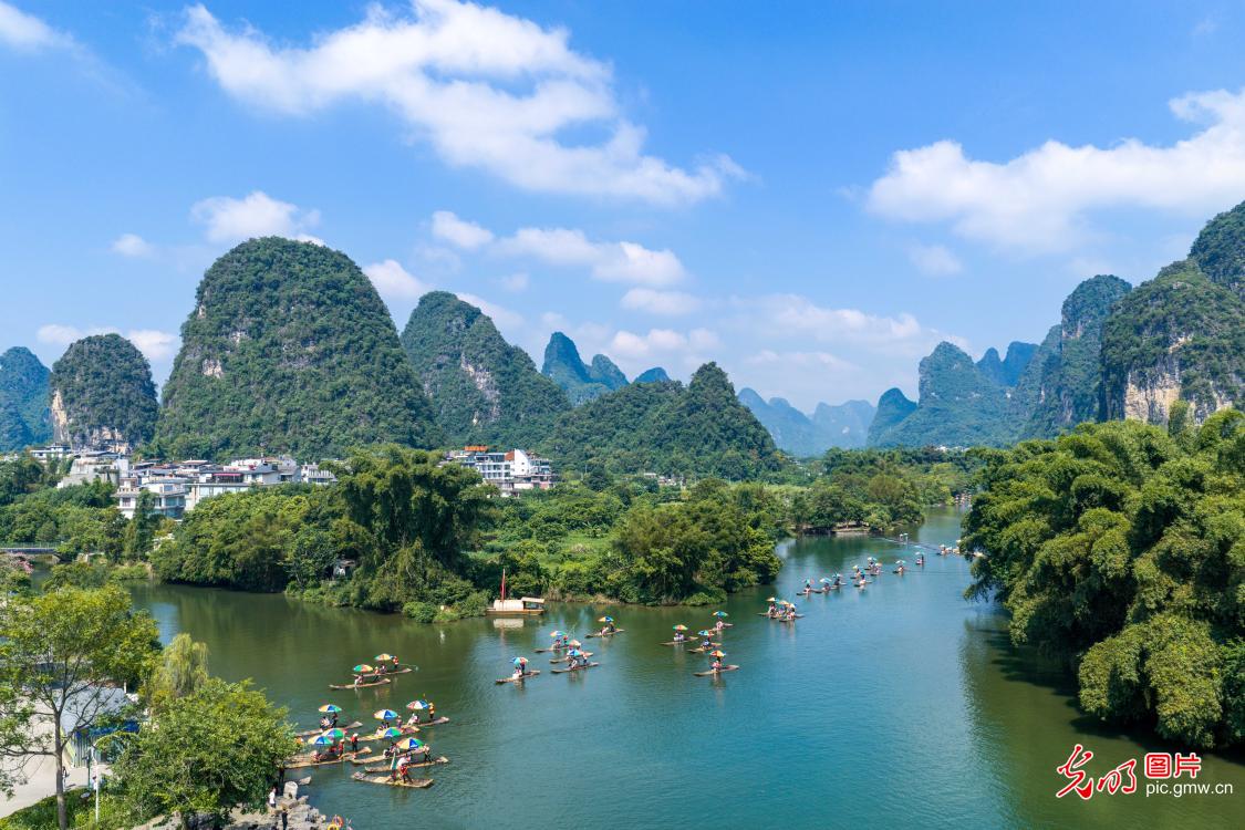 竹筏悠悠赏山水