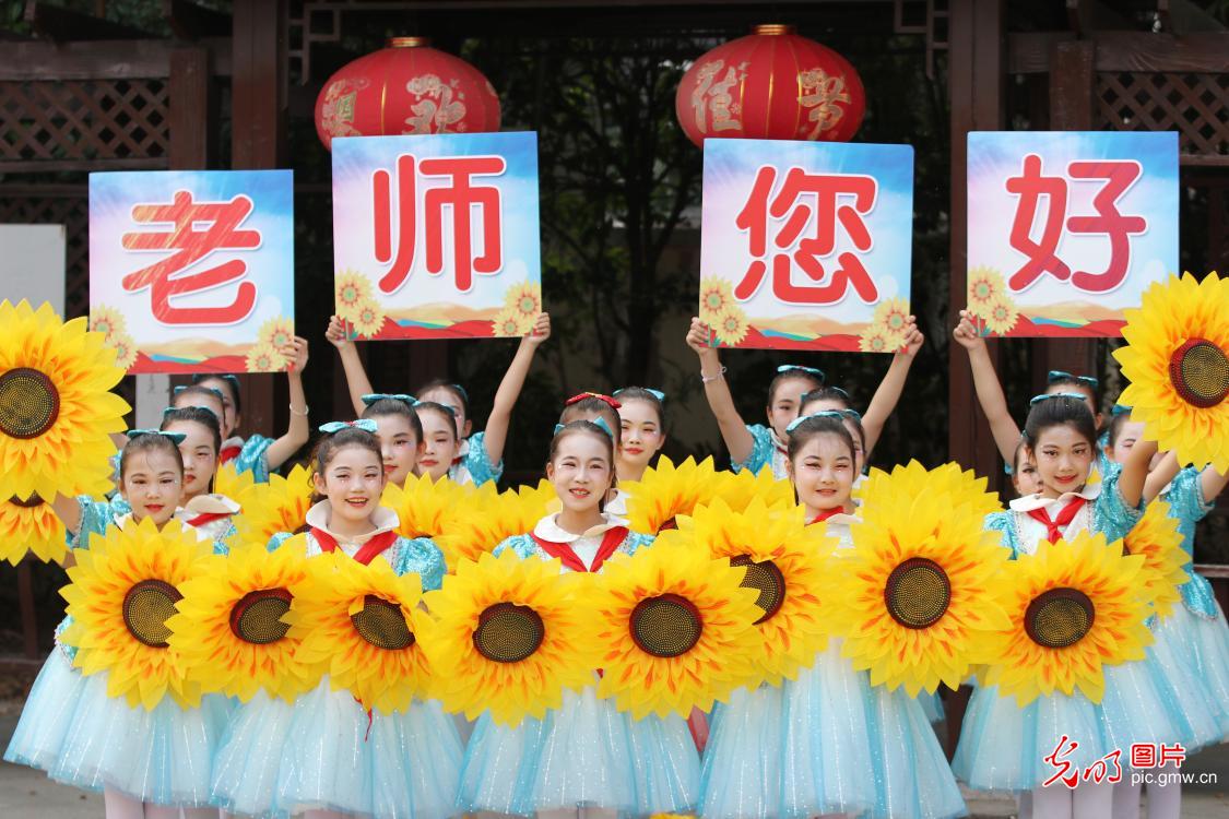 多彩活动庆佳节 尊师重教暖校园 多彩活动庆佳节 尊师重教暖校园