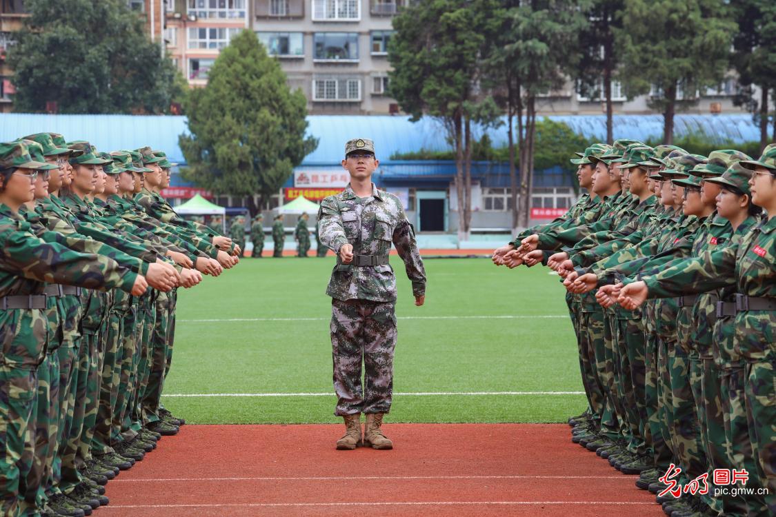 戎装砺志展青春 笃行奋进启新章