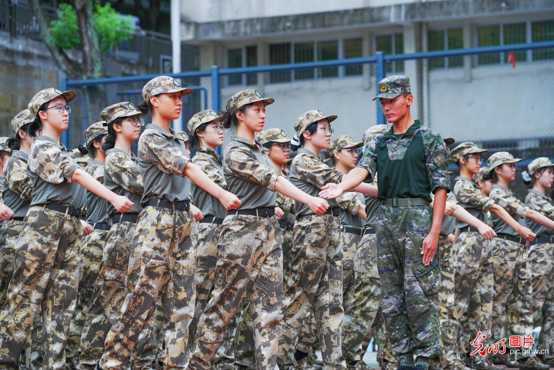 戎装砺志展青春 笃行奋进启新章