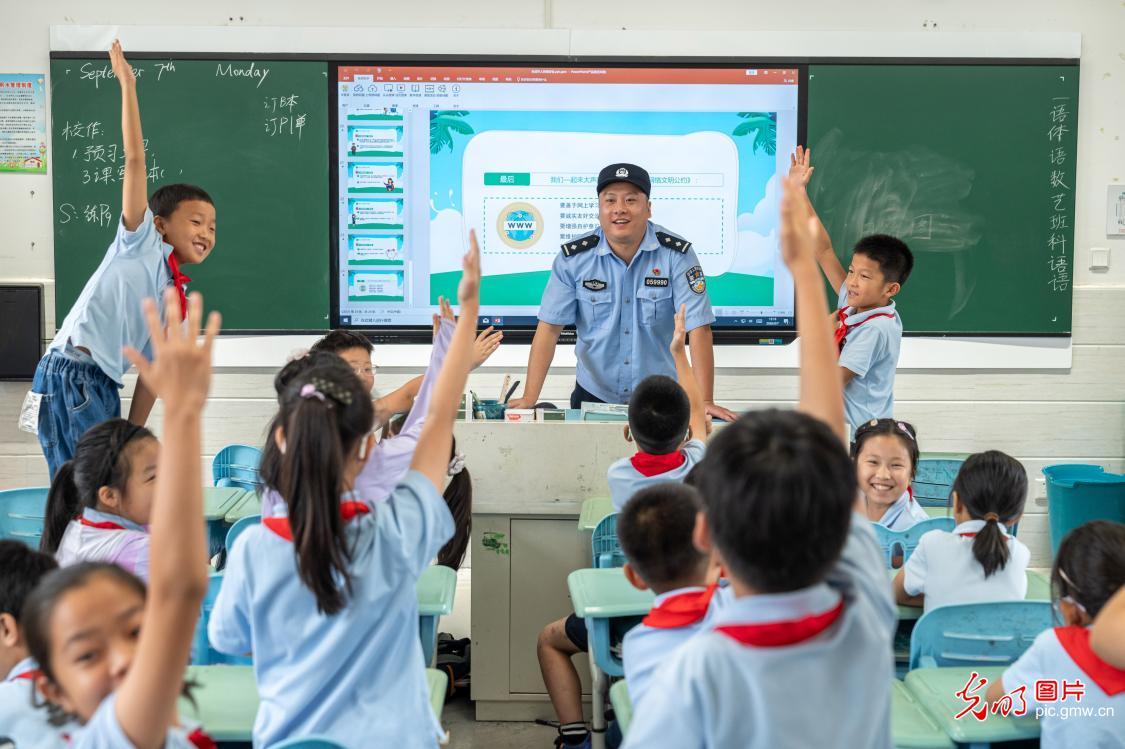 普及网络安全知识 共筑清朗网络空间