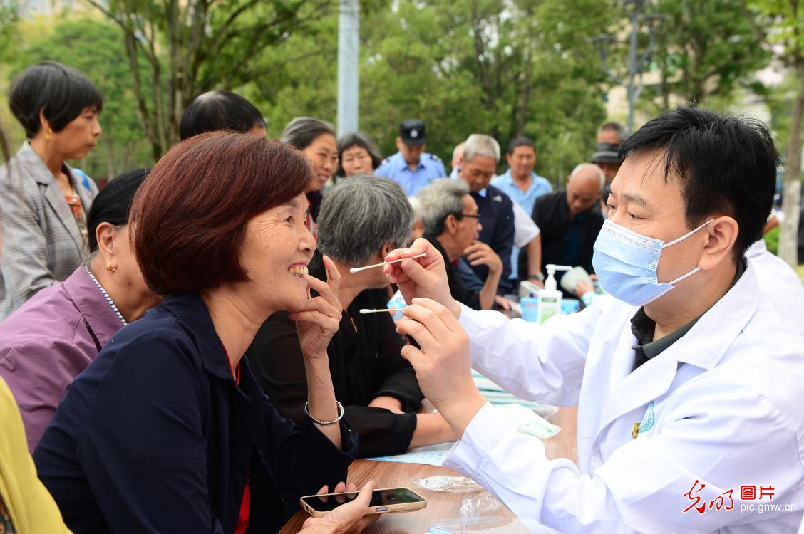 爱牙科普进校园 义诊服务惠民生 爱牙科普进校园 义诊服务惠民生
